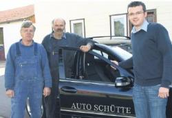Inhaber Gerhard Sch�tte, Kfz-Meister Dieter Barufke und Kfz-Betriebswirt Jan Sch�tte (v.l.)